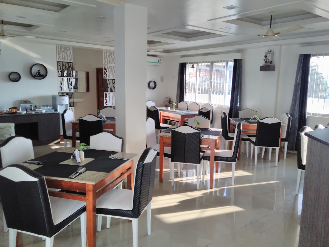 Hotel Airport dining .webp